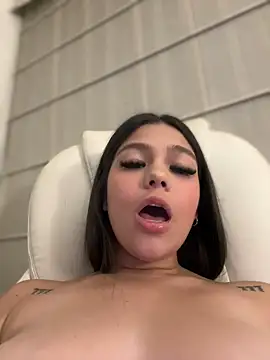 Snapshot of Alyshanon18 chatting on February 15, 2025, 4:47 am Alyshanon18 online show from February 15, 2025, 4:47 am