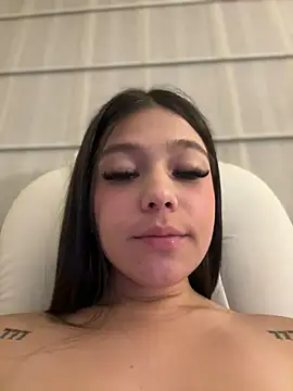 Snapshot of Alyshanon18 chatting on February 22, 2025, 2:39 am Alyshanon18 online show from February 22, 2025, 2:39 am