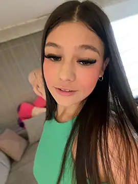 Snapshot of Alyshanon18 chatting on February 28, 2025, 9:44 pm Alyshanon18 online show from February 28, 2025, 9:44 pm