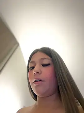 Snapshot of Alyshanon18 chatting on March 20, 2025, 12:08 am Alyshanon18 online show from March 20, 2025, 12:08 am