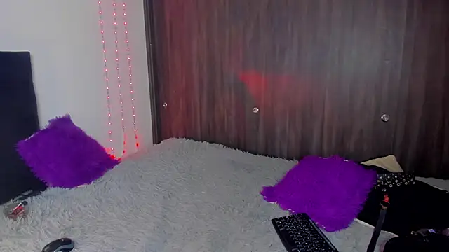 Snapshot of Rainnbow_ chatting on March 15, 2025, 5:37 pm Rainnbow online show from March 15, 2025, 5:37 pm