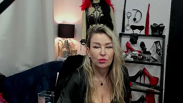 crystaLUX online show from February 26, 2025, 9:10 am