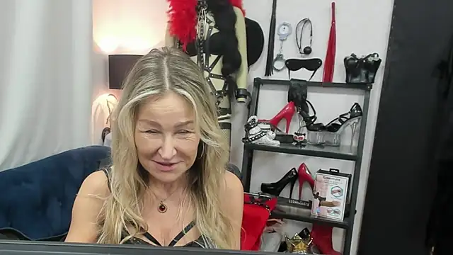 crystaLUX online show from November 28, 2025, 6:16 am