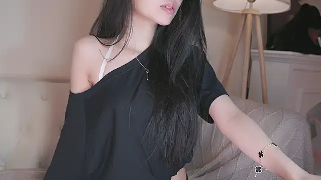 Snapshot of IsMiMi chatting on October 24, 2025, 7:32 pm IsMiMi online show from October 24, 2025, 7:32 pm