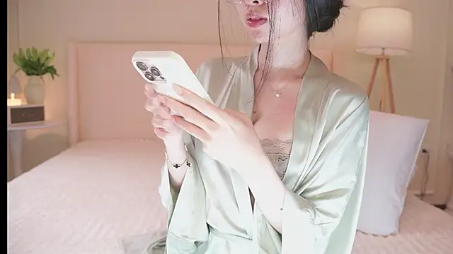 Snapshot of IsMiMi chatting on January 11, 2026, 11:32 pm IsMiMi online show from January 11, 2026, 11:32 pm