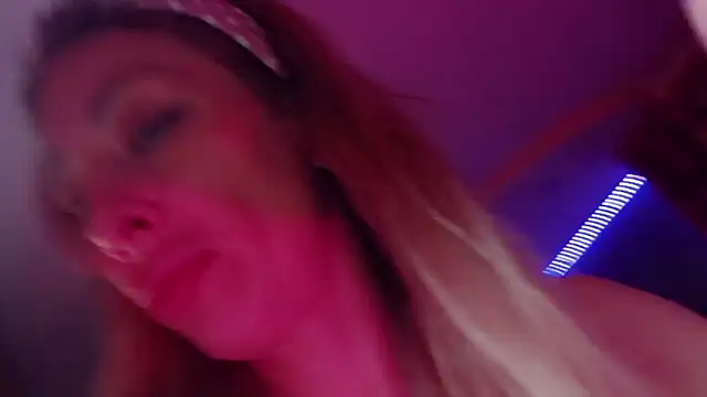 Snapshot of AnnieGOld_ chatting on September 13, 2025, 10:53 pm AnnieGOld online show from September 13, 2025, 10:53 pm