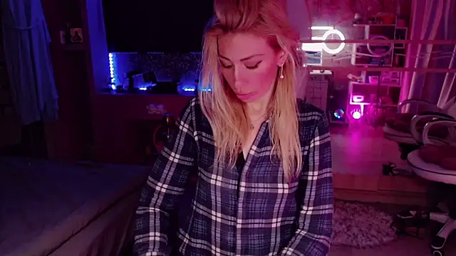 Snapshot of AnnieGOld_ chatting on September 19, 2025, 1:18 am AnnieGOld online show from September 19, 2025, 1:18 am