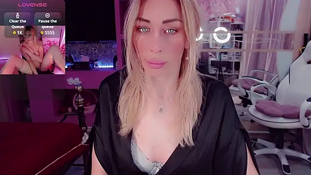 Snapshot of AnnieGOld_ chatting on October 11, 2025, 11:14 pm AnnieGOld online show from October 11, 2025, 11:14 pm