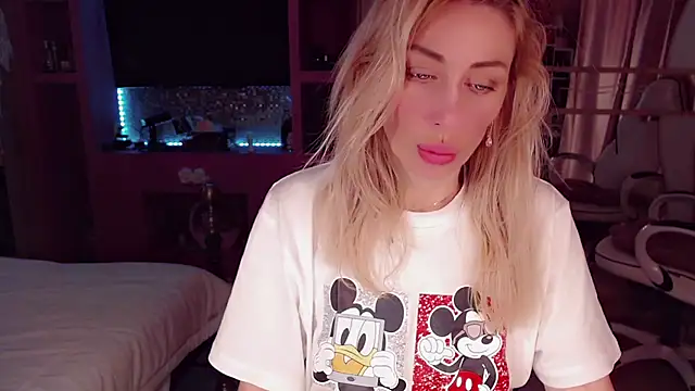 Snapshot of AnnieGOld_ chatting on October 26, 2025, 11:42 pm AnnieGOld online show from October 26, 2025, 11:42 pm