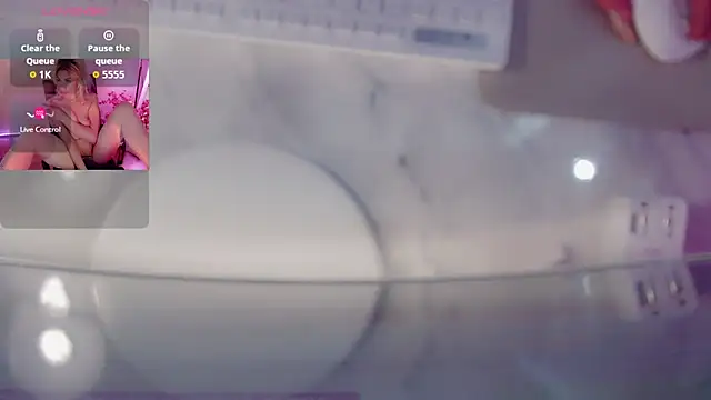 Snapshot of AnnieGOld_ chatting on December 21, 2025, 6:15 pm AnnieGOld online show from December 21, 2025, 6:15 pm