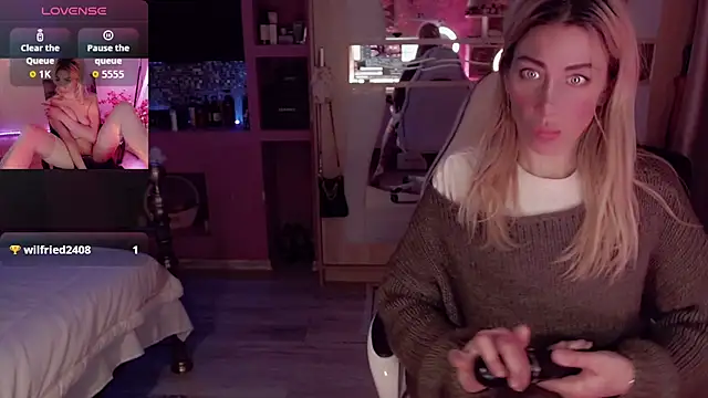 Snapshot of AnnieGOld_ chatting on January 12, 2026, 10:48 pm AnnieGOld online show from January 12, 2026, 10:48 pm