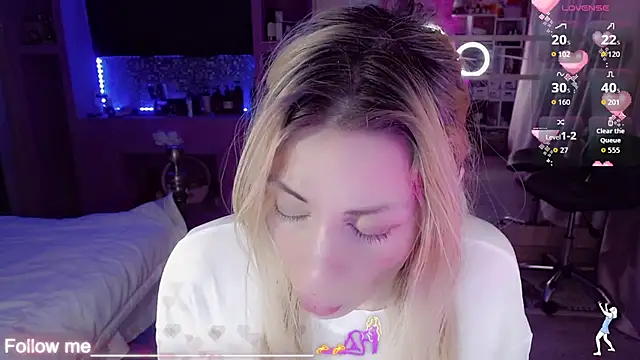 Snapshot of AnnieGOld_ chatting on January 14, 2026, 12:27 am AnnieGOld online show from January 14, 2026, 12:27 am