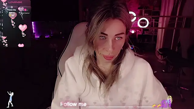 Snapshot of AnnieGOld_ chatting on February 28, 2026, 11:39 pm AnnieGOld online show from February 28, 2026, 11:39 pm