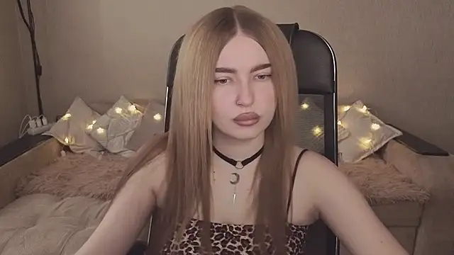 Snapshot of ViolettaLopez chatting on November 23, 2025, 10:15 am ViolettaLopez online show from November 23, 2025, 10:15 am