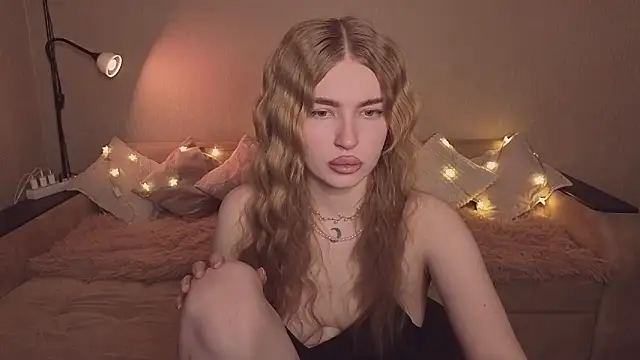 ViolettaLopez online show from March 16, 2026, 4:11 pm