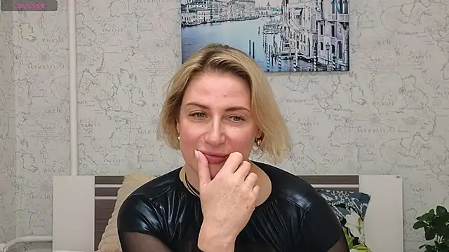 Snapshot of Lady_Murenza chatting on February 17, 2025, 10:25 pm Lady Murenza online show from February 17, 2025, 10:25 pm