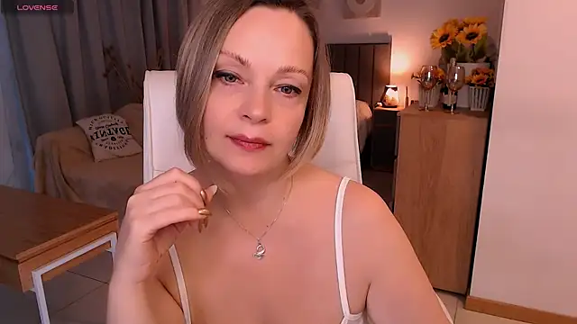 Snapshot of Tilly_Eliot chatting on June 22, 2026, 8:28 pm Tilly Eliot online show from June 22, 2026, 8:28 pm