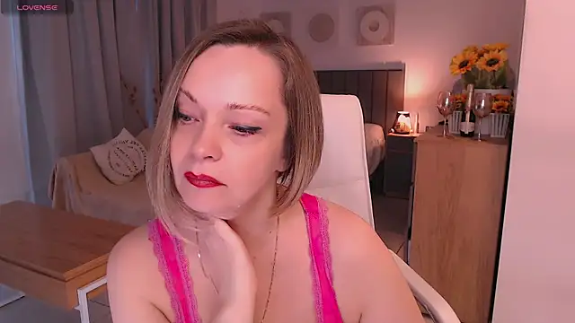 Snapshot of Tilly_Eliot chatting on July 25, 2026, 8:39 pm Tilly Eliot online show from July 25, 2026, 8:39 pm