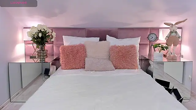 MiaMuse online show from April 28, 2026, 2:27 am