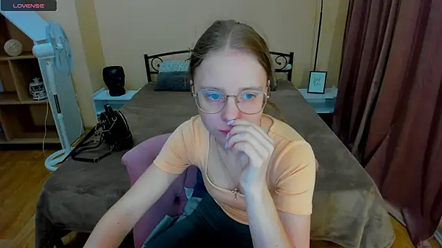 Snapshot of CharmedDoll chatting on June 20, 2026, 12:19 pm CharmedDoll online show from June 20, 2026, 12:19 pm