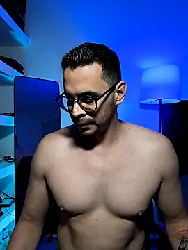 Snapshot of towers_j chatting on December 17, 2025, 10:38 pm towers j online show from December 17, 2025, 10:38 pm