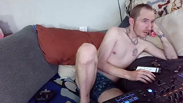 Snapshot of pyrowuff chatting on September 22, 2025, 2:02 am pyrowuff online show from September 22, 2025, 2:02 am