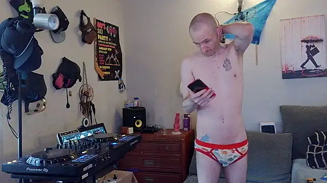 Snapshot of pyrowuff chatting on July 6, 2026, 12:40 am pyrowuff online show from July 6, 2026, 12:40 am