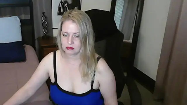 Snapshot of HollieBim chatting on May 21, 2026, 1:18 pm HollieBim online show from May 21, 2026, 1:18 pm