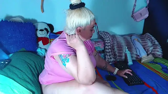 Snapshot of estrellita_fugaz16x chatting on July 13, 2026, 5:21 am estrellita fugaz16x online show from July 13, 2026, 5:21 am