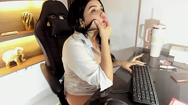 Snapshot of Maddysex_ chatting on March 10, 2025, 5:50 pm Maddysex online show from March 10, 2025, 5:50 pm