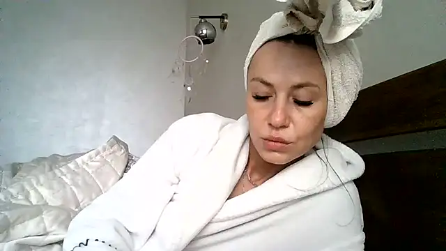 Snapshot of JulianaGold1 chatting on March 18, 2026, 6:27 am JulianaGold1 online show from March 18, 2026, 6:27 am