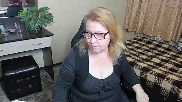 Snapshot of Frau_Marta chatting on December 14, 2024, 1:27 pm Frau Marta online show from December 14, 2024, 1:27 pm