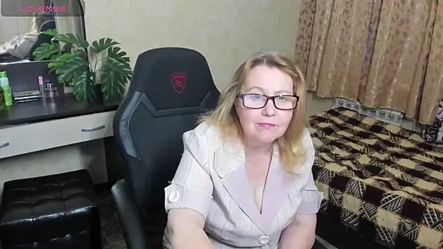 Snapshot of Frau_Marta chatting on December 20, 2024, 1:22 pm Frau Marta online show from December 20, 2024, 1:22 pm