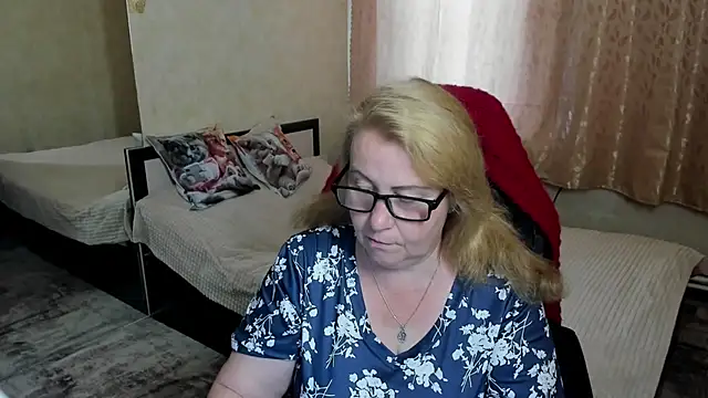 Snapshot of Frau_Marta chatting on June 6, 2026, 1:05 pm Frau Marta online show from June 6, 2026, 1:05 pm