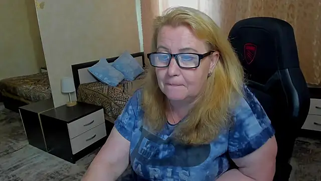 Snapshot of Frau_Marta chatting on June 14, 2026, 1:13 pm Frau Marta online show from June 14, 2026, 1:13 pm