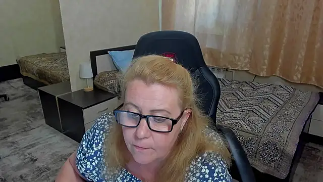 Snapshot of Frau_Marta chatting on June 19, 2026, 12:42 pm Frau Marta online show from June 19, 2026, 12:42 pm