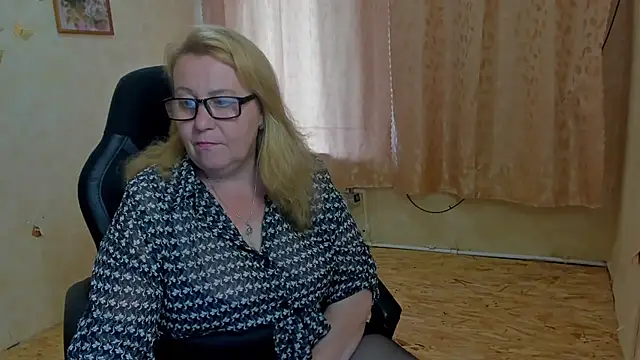 Snapshot of Frau_Marta chatting on July 3, 2026, 12:55 pm Frau Marta online show from July 3, 2026, 12:55 pm