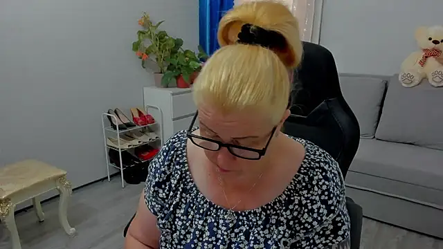Snapshot of Frau_Marta chatting on July 31, 2026, 12:48 pm Frau Marta online show from July 31, 2026, 12:48 pm