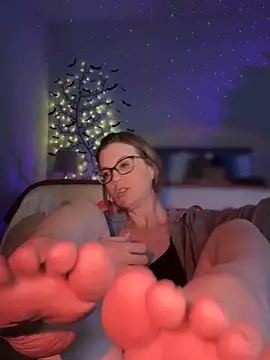 MaiseKnox online show from December 2, 2024, 1:25 am