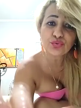 Snapshot of vivifernades chatting on December 9, 2024, 4:37 pm vivifernades online show from December 9, 2024, 4:37 pm