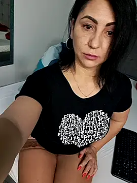 Snapshot of charrlote_love chatting on May 28, 2026, 5:27 am charrlote love online show from May 28, 2026, 5:27 am