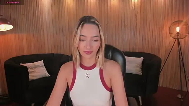 Snapshot of MelissaMoore_ chatting on June 27, 2026, 10:42 am MelissaMoore online show from June 27, 2026, 10:42 am