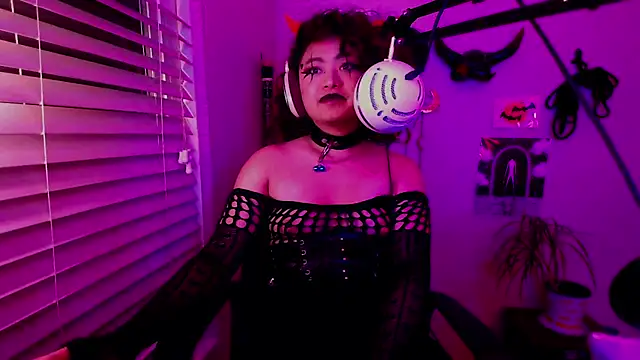 Snapshot of Azazelgains chatting on December 17, 2025, 5:24 am Azazelgains online show from December 17, 2025, 5:24 am