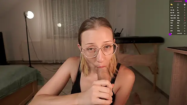 foxeslovefoxes online show from June 29, 2026, 12:05 pm