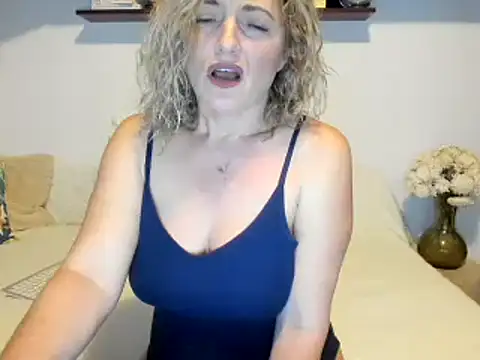 Snapshot of Jadore_able chatting on December 5, 2024, 2:42 am Jadore able online show from December 5, 2024, 2:42 am