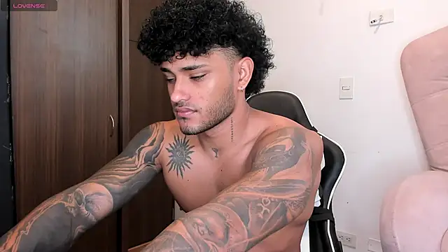 Snapshot of Alessandro_Vanni chatting on December 3, 2024, 12:16 pm Alessandro Vanni online show from December 3, 2024, 12:16 pm