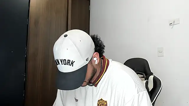 Snapshot of Alessandro_Vanni chatting on December 9, 2024, 9:26 pm Alessandro Vanni online show from December 9, 2024, 9:26 pm