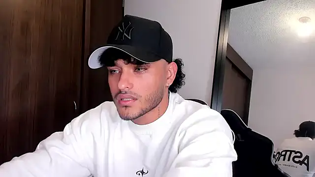 Snapshot of Alessandro_Vanni chatting on December 23, 2024, 10:44 pm Alessandro Vanni online show from December 23, 2024, 10:44 pm