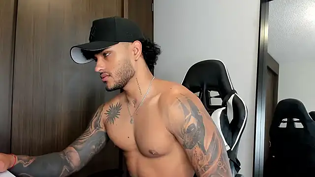 Snapshot of Alessandro_Vanni chatting on December 27, 2024, 3:26 pm Alessandro Vanni online show from December 27, 2024, 3:26 pm