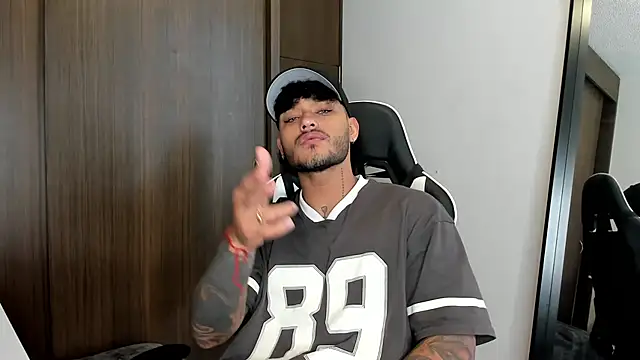 Snapshot of Alessandro_Vanni chatting on December 29, 2024, 3:24 pm Alessandro Vanni online show from December 29, 2024, 3:24 pm